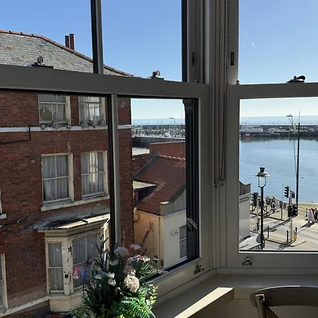 Holiday home Merchants Quarters - Laguz - Stunning Apartment With Harbour And Sea Views - Free Roof Top Terrace With Sea And Harbour View And Central Location To Beaches Amenities Restaurants And Harbour Scarborough