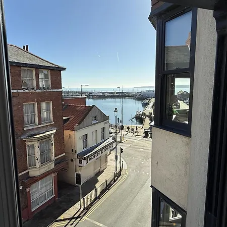 Merchants Quarters - Laguz - Stunning Apartment With Harbour And Sea Views - Free Roof Top Terrace With Sea And Harbour View And Central Location To Beaches Amenities Restaurants And Harbour * Scarborough