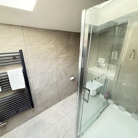 Merchants Quarters - Laguz - Stunning Apartment With Harbour And Sea Views - Free Roof Top Terrace With Sea And Harbour View And Central Location To Beaches Amenities Restaurants And Harbour Scarborough