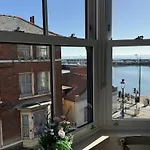 Dom wakacyjny Merchants Quarters - Laguz - Stunning With Harbour And Sea Views - Free Roof Terrace With Sea And Harbour View And Location To Beaches Amenities Restaurants And Harbour Scarborough