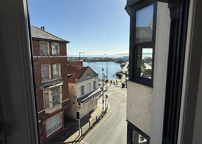 Merchants Quarters - Laguz - Stunning With Harbour And Sea Views - Free Roof Terrace With Sea And Harbour View And Location To Beaches Amenities Restaurants And Harbour * Scarborough
