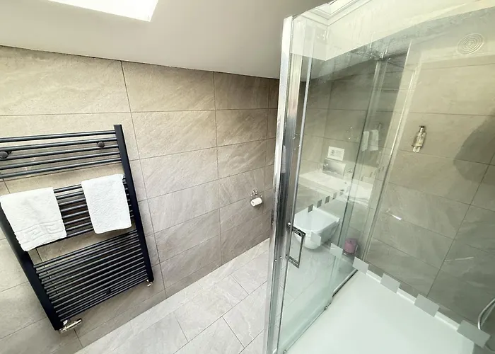 Merchants Quarters - Laguz - Stunning With Harbour And Sea Views - Free Roof Terrace With Sea And Harbour View And Location To Beaches Amenities Restaurants And Harbour Scarborough